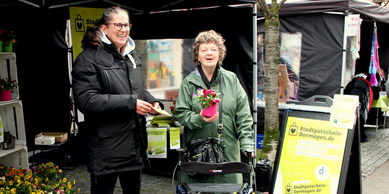 Dormagen: Verena Oefler informierte über den Stadtgutschein und verschenkte Blumen